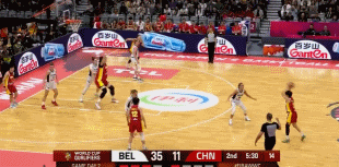 星空体育-笑喷！比利时女篮球员冲撞张子宇，结果自己人仰马翻受伤离场